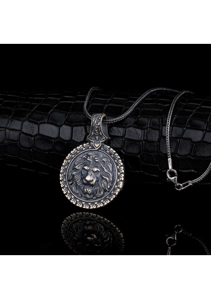 Kabartma Aslan Motifli Kalem Işleme Model 925 Ayar Kolye