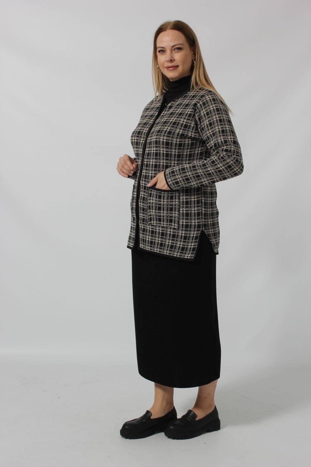 Moda Berray Y0661 Kadın Siyah-Krem Kareli Desenli Düğmeli Cepli Mevsimlik Anne Hırkası