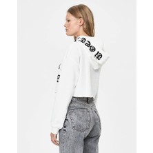 Şahika Gürkan To The Moon & Sun Sloganlı Crop Beyaz Sweatshirt