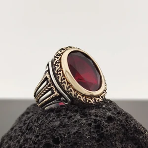 FK Gümüş 925 Ayar Gümüş Grek Sütunu Detaylı Kırmızı Taşlı Erkek Yüzük