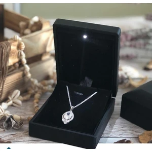 Özer Kutu Işıklı Kolye Kutusu Siyah