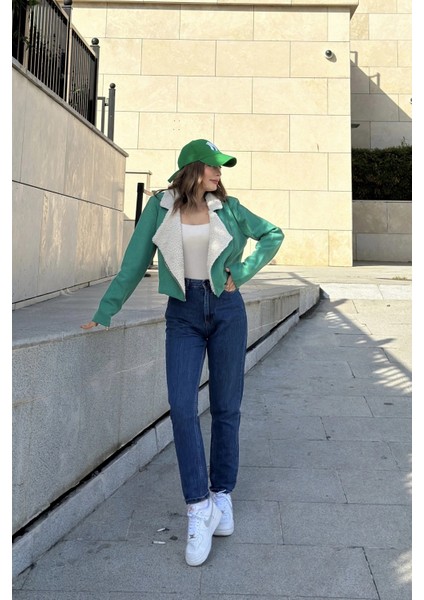 Kadın Yeşil Yakası Peluş Detay Fermuarlı Crop Fit Kesim Fitilli Kaşe Kumaş Kısa Biker Ceket indirimleri