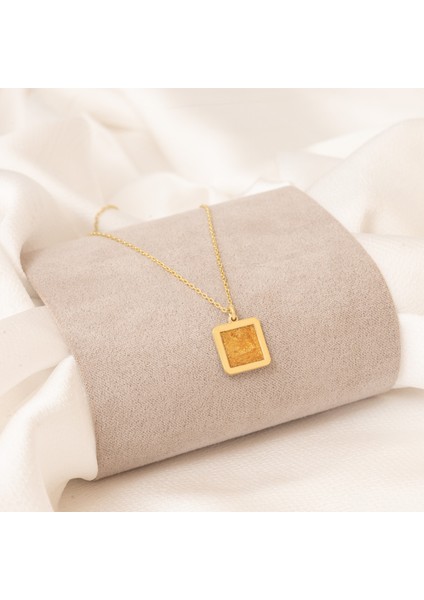 Mineli Kare Şeklinde Gümüş Kolye