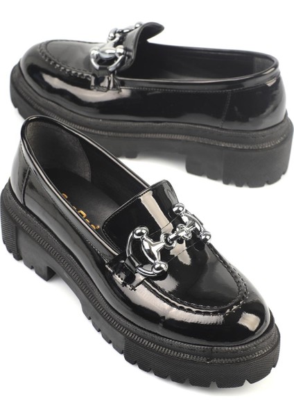 Oval Burunlu Metal Tokalı Trak Tabanlı Kadın Loafer