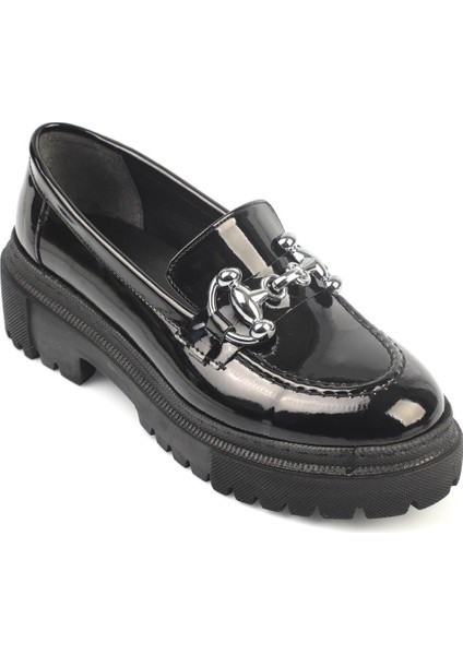 Oval Burunlu Metal Tokalı Trak Tabanlı Kadın Loafer modelleri