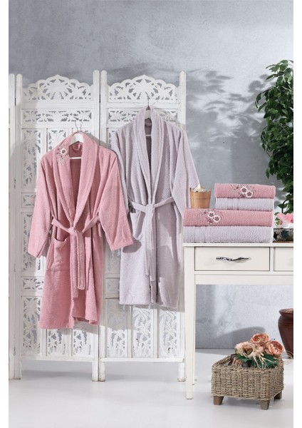 Family Nakışlı Pudra & Lila Aile Bornoz Seti 6 Parça Çeyizlik Kadın Erkek Bornoz Banyo Havlu Takımı