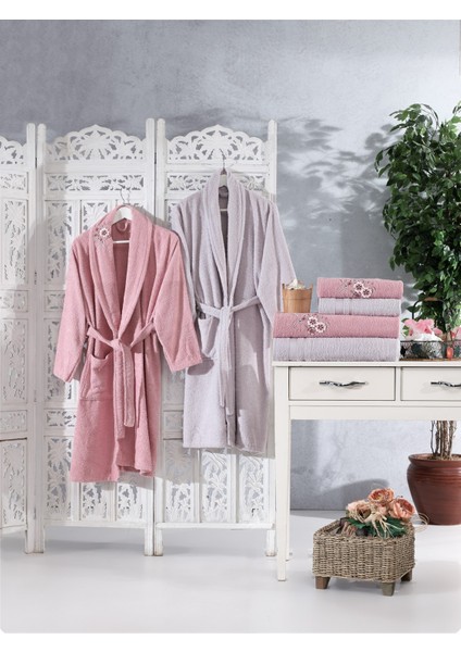 Family Nakışlı Pudra & Lila Aile Bornoz Seti 6 Parça Çeyizlik Kadın Erkek Bornoz Banyo Havlu Takımı modelleri