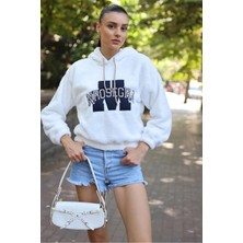 Kadın Beyaz Baskılı Beli Lastikli Kapüşonlu Rahat Peluş Sweatshirt HZL23W-BD1554131