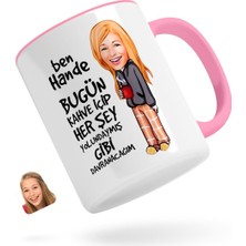 BK Kişiye Özel Kadın Her Şey Yolundaymış Gibi Karikatürlü Pembe Kupa Bardak-1