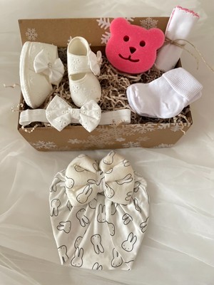 Masal Baby Kids Kız Bebek Fistolu Bandanalı Patik & Bebek Bone & Kıvrık Çorap & Banyo Süngeri & Pamuklu Mendil / Yenidoğan Hediye Kutusu