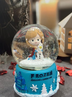 Bent Frozen Kız ve Kardan Adam Temalı Müzikli Işıklı Püskürtmeli Kar Küresi Büyük Boy