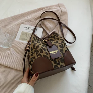 Şık Leopar Desenli Crossbody Çanta Sonbahar ve Kış Doku Kova Çanta (Yurt Dışından)