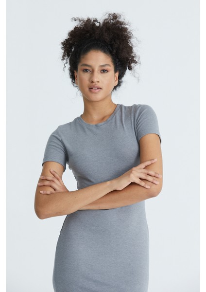 Kadın Basic Bisiklet Yaka Vücuda Oturan Minik Yırtmaç Detaylı Pamuklu Esnek Midi Elbise modelleri