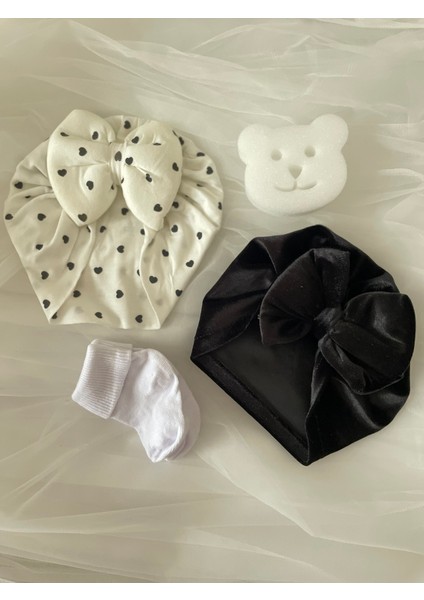 Kız Bebek Saç Bonesi Seti / Yeni Doğan Hediyelik (Siyah Kadife Bone & Kalpli Puantiyeli Bone & Banyo Süngeri & Kıvrık Çorap)