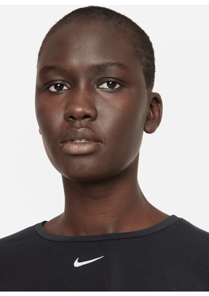 Bisiklet Yaka Düz Siyah Kadın T-Shirt DD4921-010 W Nk One Luxe Df Ss Std fırsatları