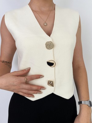 Melike Bakar Boutique Yumuş Dokulu Krem Renk Tasarım Düğme Detaylı Kadın Yelek