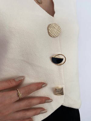 Melike Bakar Boutique Yumuş Dokulu Krem Renk Tasarım Düğme Detaylı Kadın Yelek