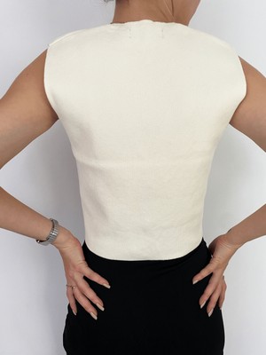 Melike Bakar Boutique Yumuş Dokulu Krem Renk Tasarım Düğme Detaylı Kadın Yelek