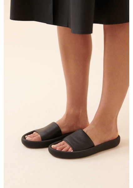 Lastik Tabanlı Kadın Terlik Siyah Y2283203_001