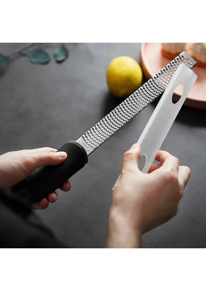 Kırmızı Limon Zester ve Peynir Rendesi-Zencefil, Sarımsak, Küçük Hindistan Cevizi, Çikolata, Jilet Keskinliğinde Paslanmaz Çelik Bıçak + Koruma Kapağı - Bulaşık Makinesinde Yıkanabilir (Yurt Dışından) indirimleri