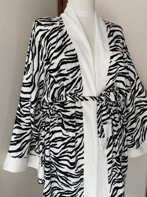 Kinua Studio Krinkıl Kumaş Siyah Beyaz Zebra Desenli Kadın Kimono Tokalı Set