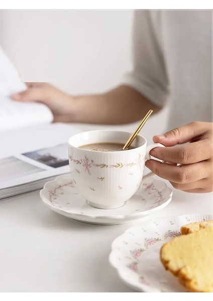Gül Deseni Klasik Kahve Takımları Avrupa Tarzı Yaratıcı Tasarım Seramik Kahve Fincanı ve Tabağı 250 ml Çay Takımları (Yurt Dışından)