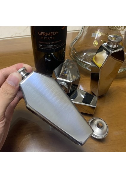 C Taşınabilir Cep Şişesi 3.5 Oz Alkollü Bardak + Huni Paslanmaz Çelik 4 Adet 30 ml Shot Bardağı Seti Kişiselleştirilmiş Tabut Şekli Flagon Erkekler Hediye (Yurt Dışından) fırsatları