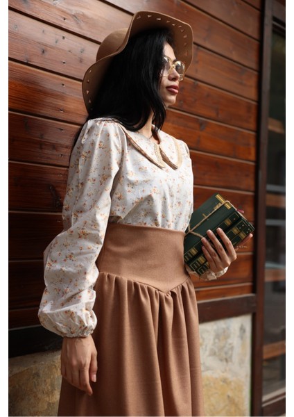 Vintage Krem-Kahve Çiçekli Bebe Yaka Dantelli Poplin Bluz fiyatları