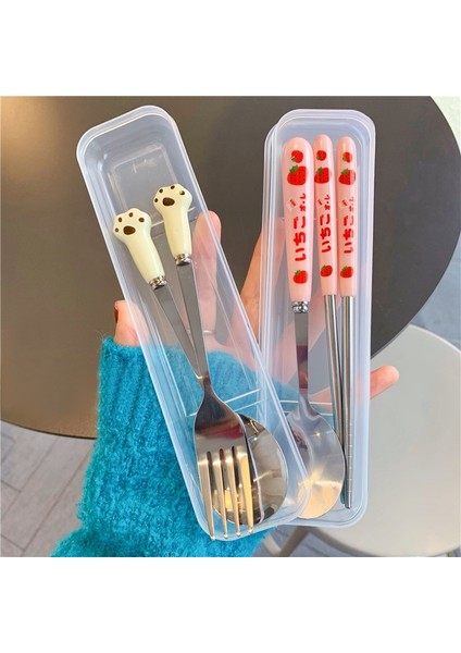 Üç Parçalı Set Kore Çilek Kedi Çubuklarını Kaşık Çatal Çatal Seti Kılıfı ile Taşınabilir Seyahat Paslanmaz Çelik Sofra Seti Mutfak Eşyaları (Yurt Dışından) fırsatları