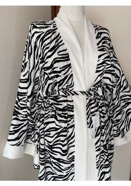 Krinkıl Kumaş Siyah Beyaz Zebra Desenli Kadın Uzun Kimono Tokalı Set