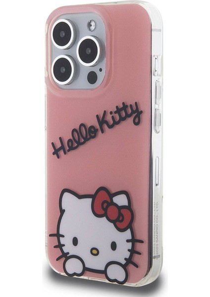 iPhone 15 Pro Kılıf Hello Kitty Orjinal Lisanslı Askılı Yazı ve Ikonik Logolu Daydreaming Pembe