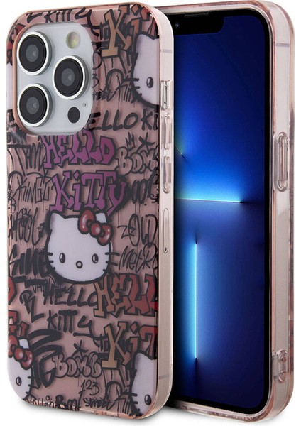 iPhone 15 Pro Kılıf Hello Kitty Orjinal Lisanslı Ikonik Logolu Etiket Graffiti Kapak Pembe