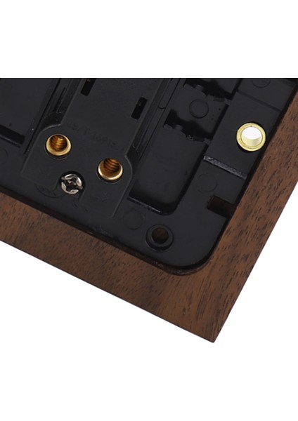 250V'LUK Bir Elektrik Prizine Sahip Bir Elektrik Prizi Veya Elektrik Prizi Var. ٹنگ کے لیے (Yurt Dışından) fırsatları