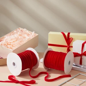Roco Paper Co. Roco Paper Yeniyıl Yılbaşı Kırmızı Kadife Kurdele 2 cm 18 Metre