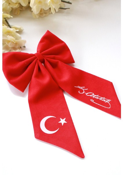 Türk Bayrağı ve Atatürk Imza Motifli Kırmızı Renk Kız Çocuk Fiyonk Tokası - 23NİSAN'A Özel- Kutulu