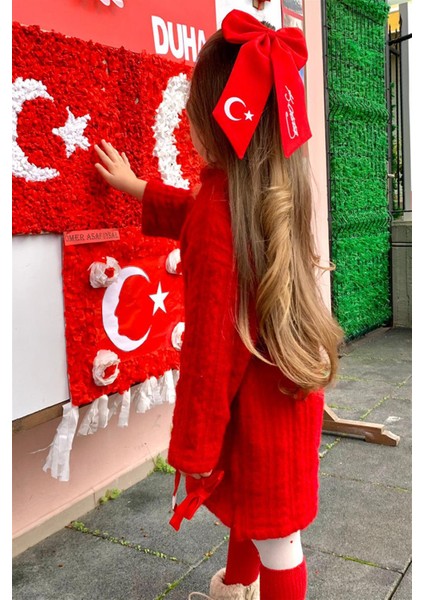 Türk Bayrağı ve Atatürk Imza Motifli Kırmızı Renk Kız Çocuk Fiyonk Tokası - 23NİSAN'A Özel- Kutulu