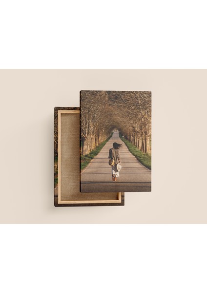 Yalnız Yürüyen Kadın 70 x 100 Kanvas Tablo