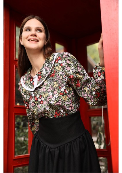 Vintage Siyah-Pembe Çiçekli Bebe Yaka Dantelli Poplin Bluz fiyatları