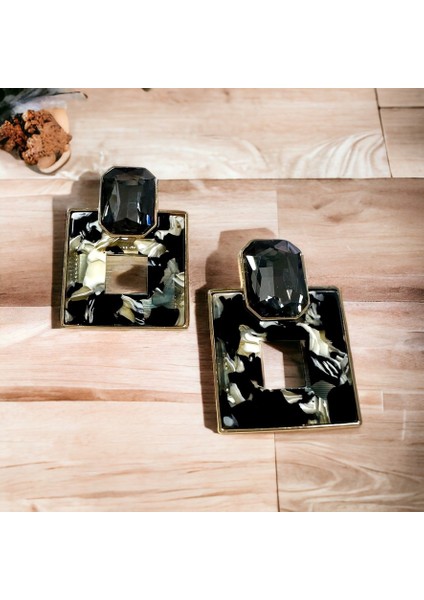 Siyah Renk Kare Üst Kısmı Kristal Taşlı Kenarları Altın Kaplama Sedef Geçişli Küpe modelleri