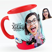 BK Kişiye Özel Bayan Fotoğraf Sanatçısı Karikatürlü Kırmızı Kupa Bardak - 1