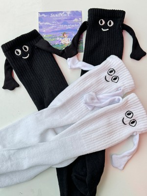 Sukugift 1 Adet Siyah - Beyaz Gülen El Ele Tutuşan Mıknatıslı Çorap  Eğlenceli ve Farklı Arkadaşlık Çorabı Sevgiliye Hediye