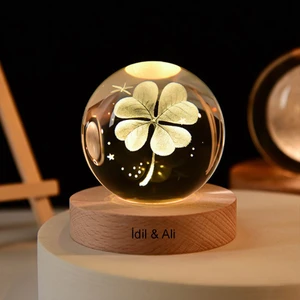 Keyfim Shop Kişiye Özel Işıklı Ahşap Kaideli Yonca Temalı Cam Küre 8cm*6cm