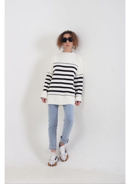 Ekru Çizgili O Yaka Oversize Kazak