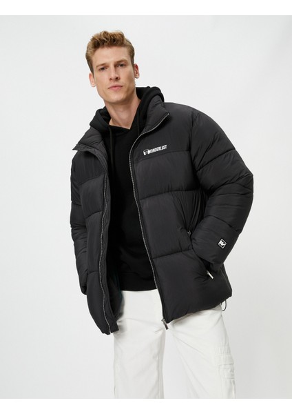 Şişme Mont Dik Yaka Slogan Baskılı Fermuarlı Cep Detaylı