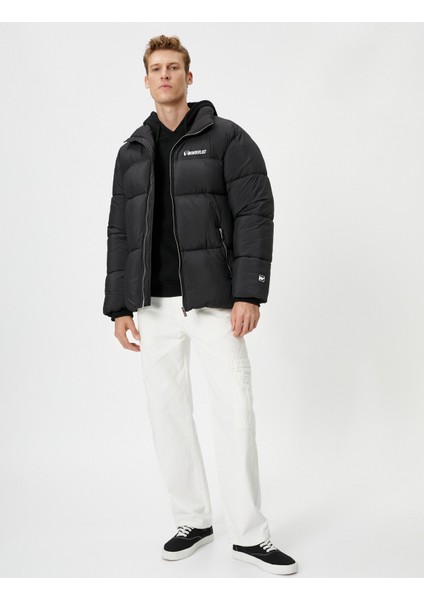 Şişme Mont Dik Yaka Slogan Baskılı Fermuarlı Cep Detaylı fiyatları