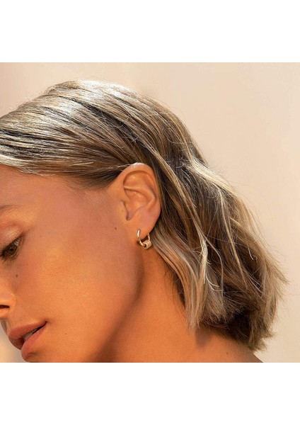 Avekı Zarif Altın Cz Huggie Halka Küpeler 18K Altın Kaplama Beyaz Çok Renkli Elmas Kübik Zirkonya Kakma Uyuyan Minik Narin Boho Plaj Basit El Yapımı Hipoalerjenik Takı Ona (Yurt Dışından) modelleri