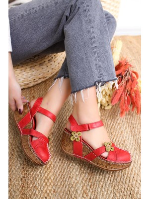 Limoya Katlyn Kırmızı Hakiki Deri Çiçek Detaylı Burnu Kapalı Dolgu Topuklu Sandalet