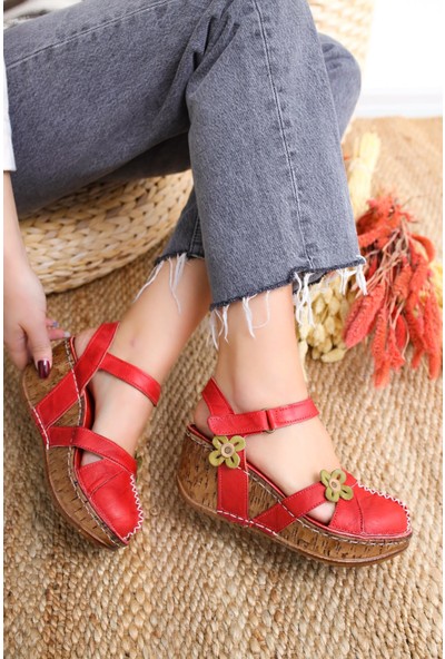 Limoya Katlyn Kırmızı Hakiki Deri Çiçek Detaylı Burnu Kapalı Dolgu Topuklu Sandalet