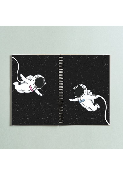 A5 Astronot Tasarımlı Spiralli 96 Yaprak Çizgisiz Defter PYTKDT0181