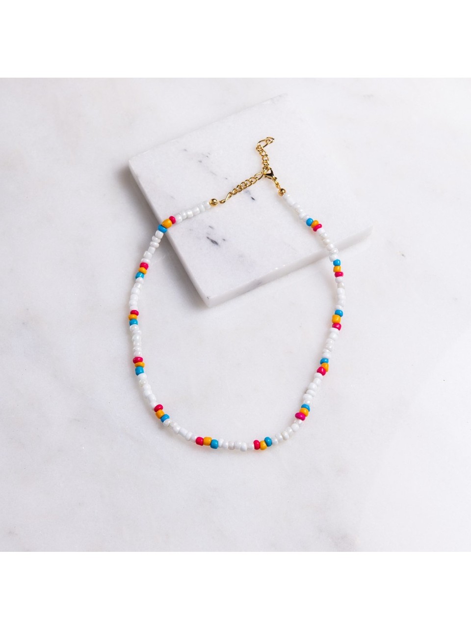 El yapımı renkli boncuk kolyeler